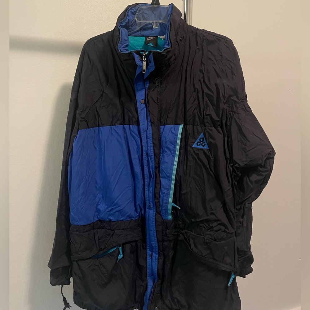Vintage 90’s Nike ACG windbreaker. Missing hood and inner zip in jacket.